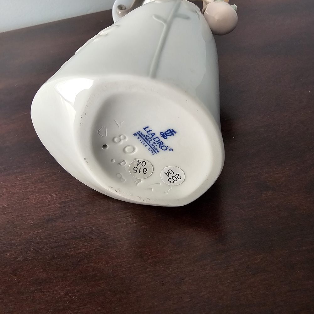 Lladro LITTLE DAISY GIRL - Picture 5 of 5